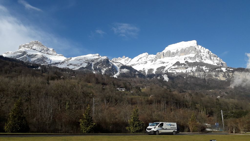 Camion seicar et montagne